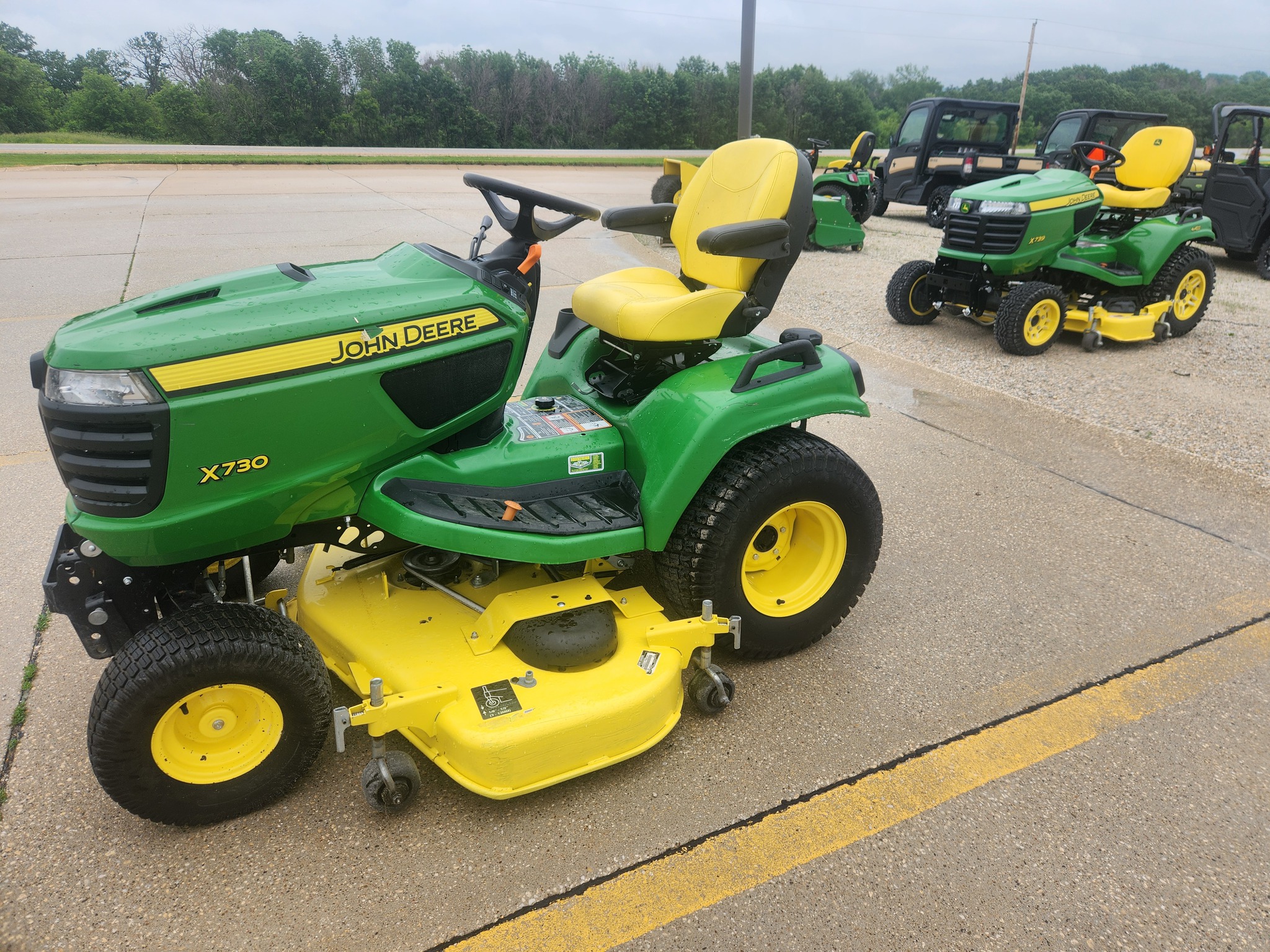 2022 John Deere X730 Image 4