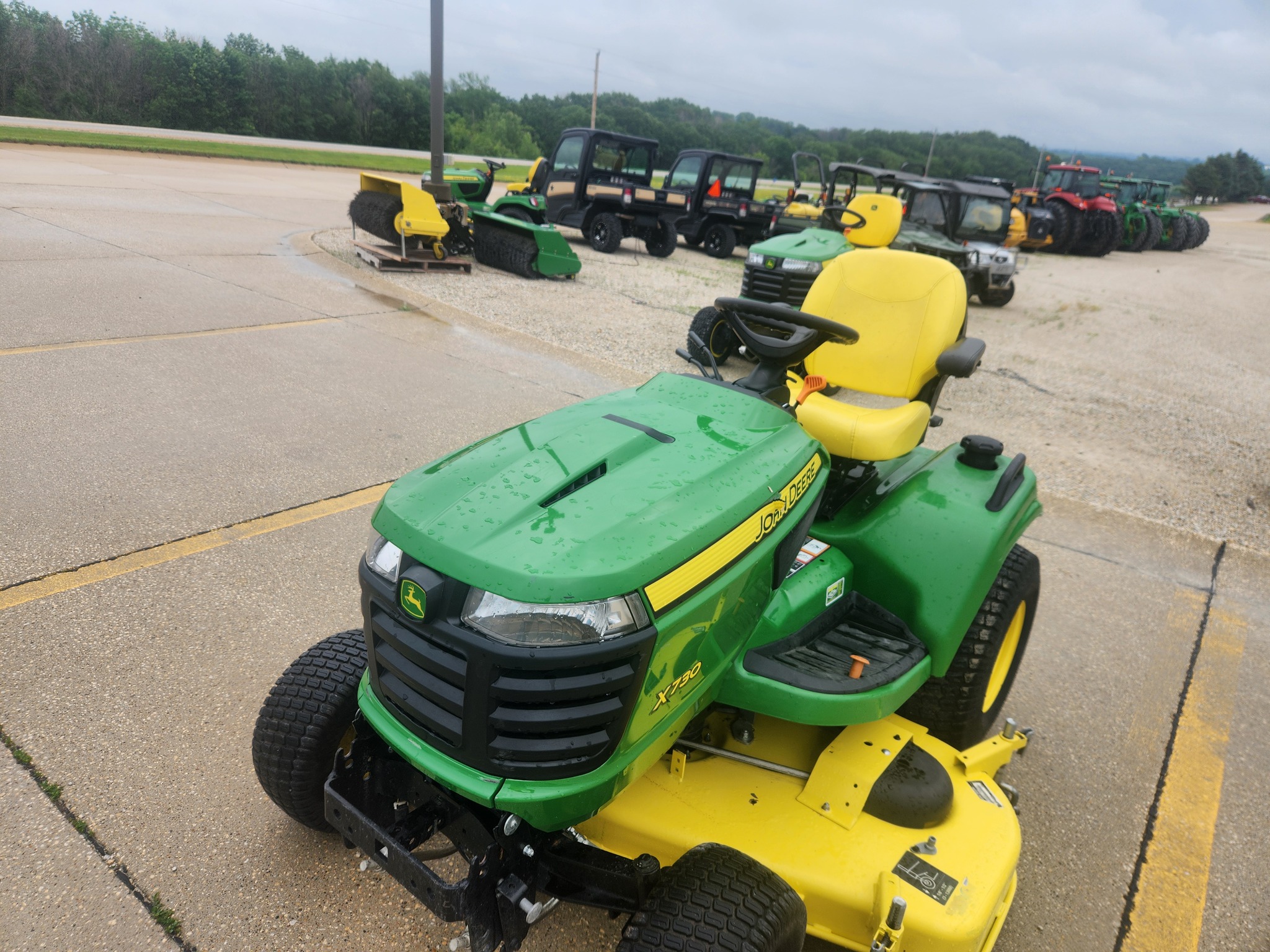 2022 John Deere X730 Image 9