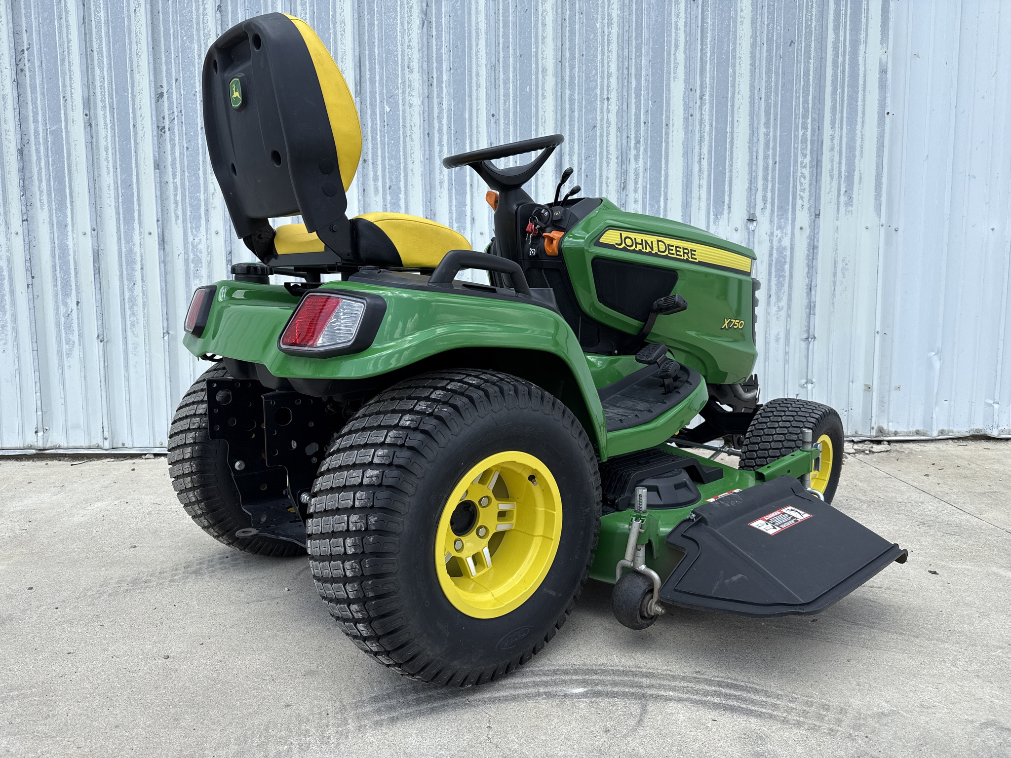 2024 John Deere X750 Image 6