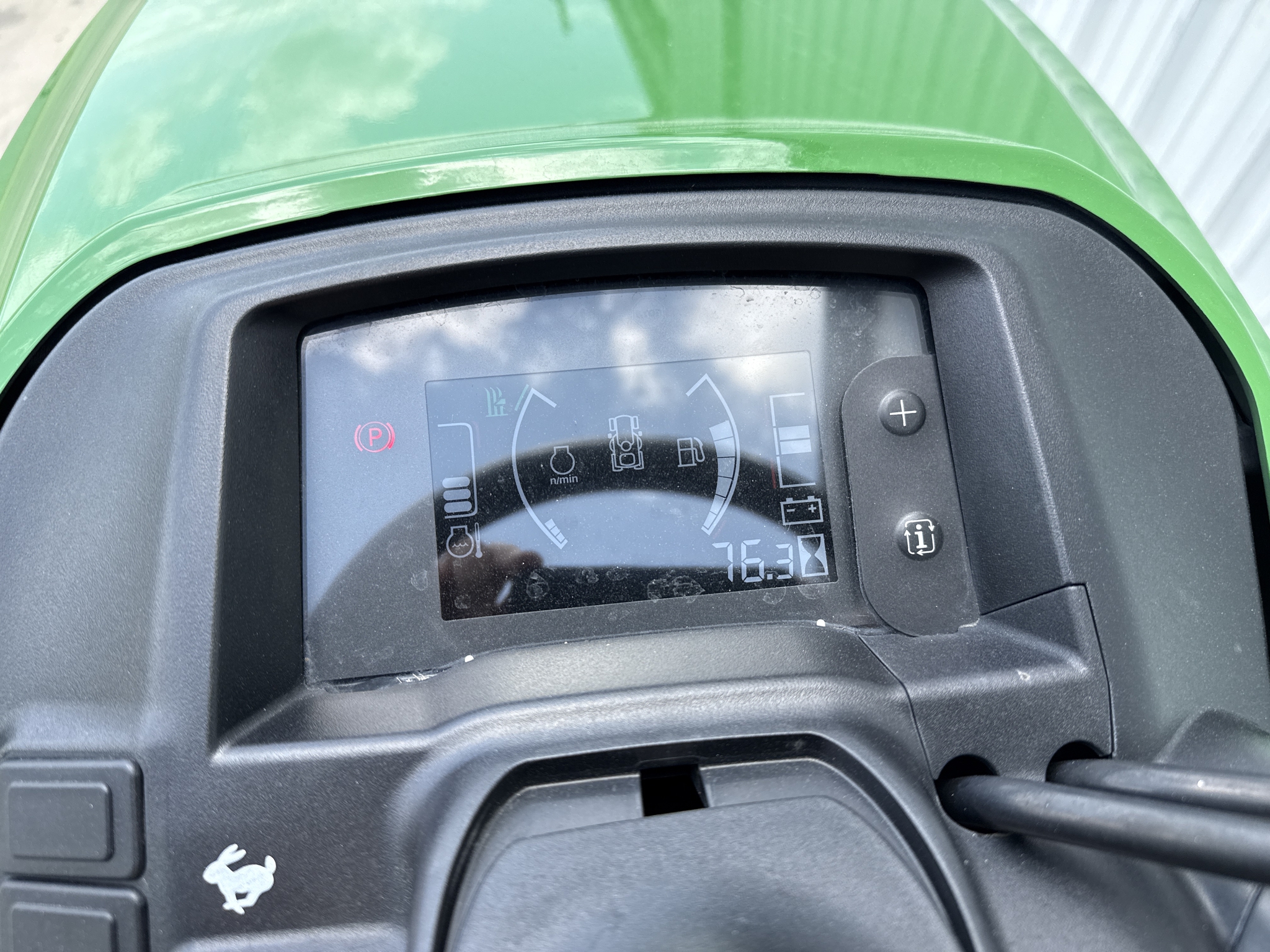 2024 John Deere X750 Image 11