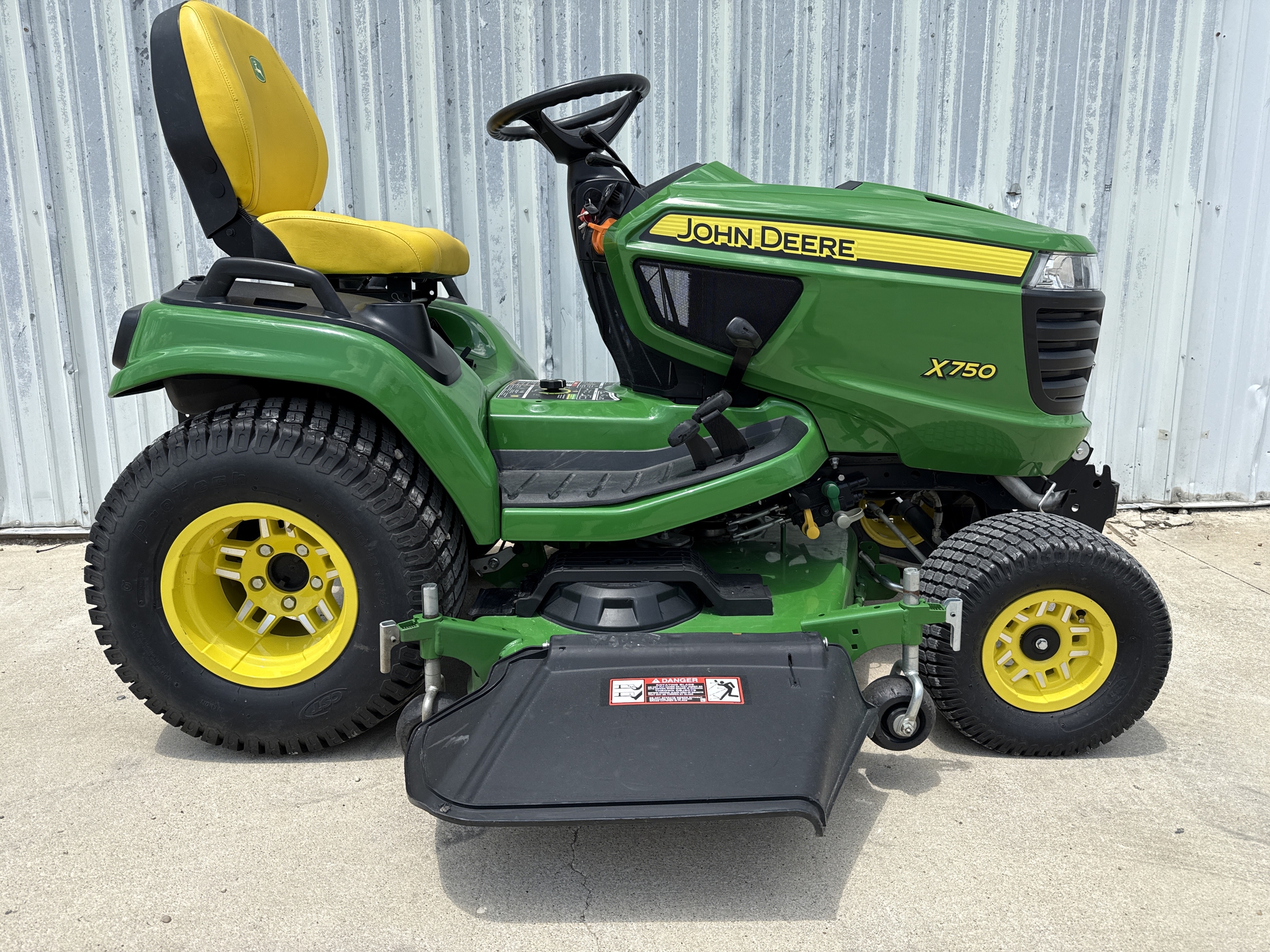 2024 John Deere X750 Image 4
