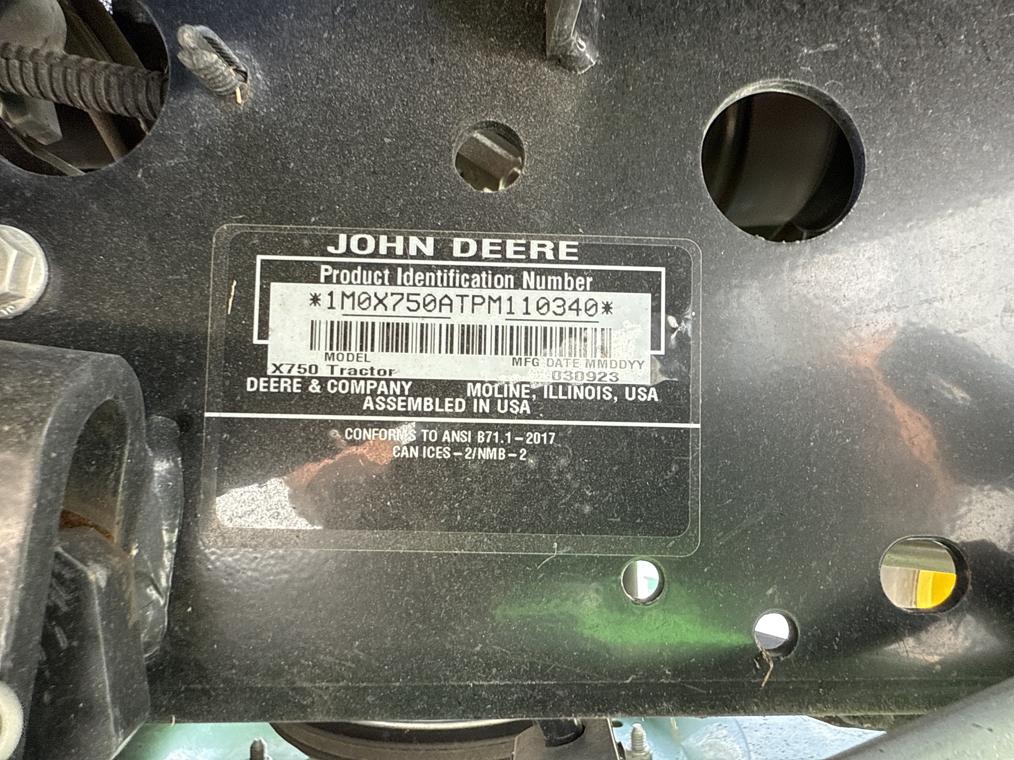 2024 John Deere X750 Image 19