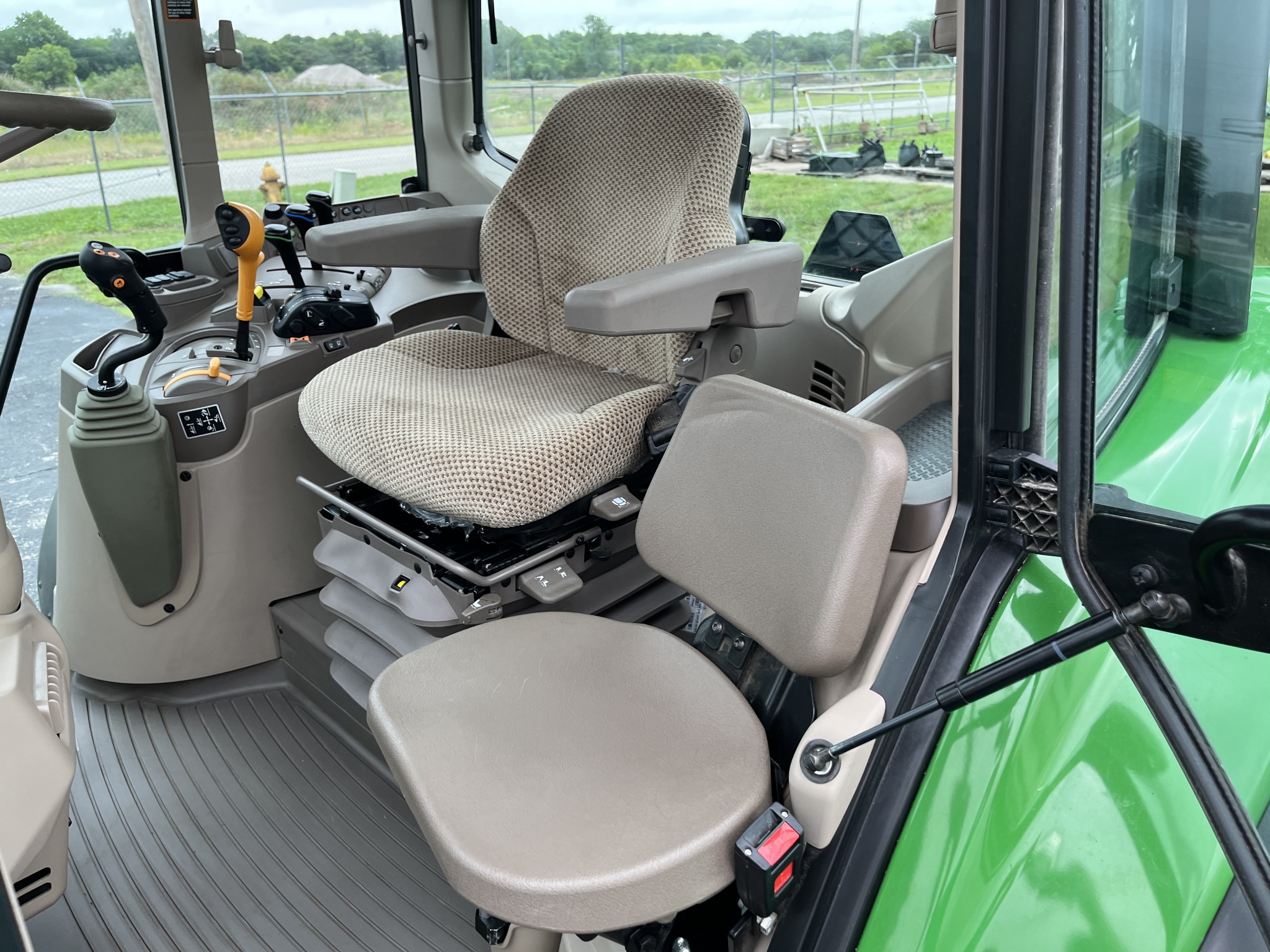 2024 John Deere 6120M Image 31
