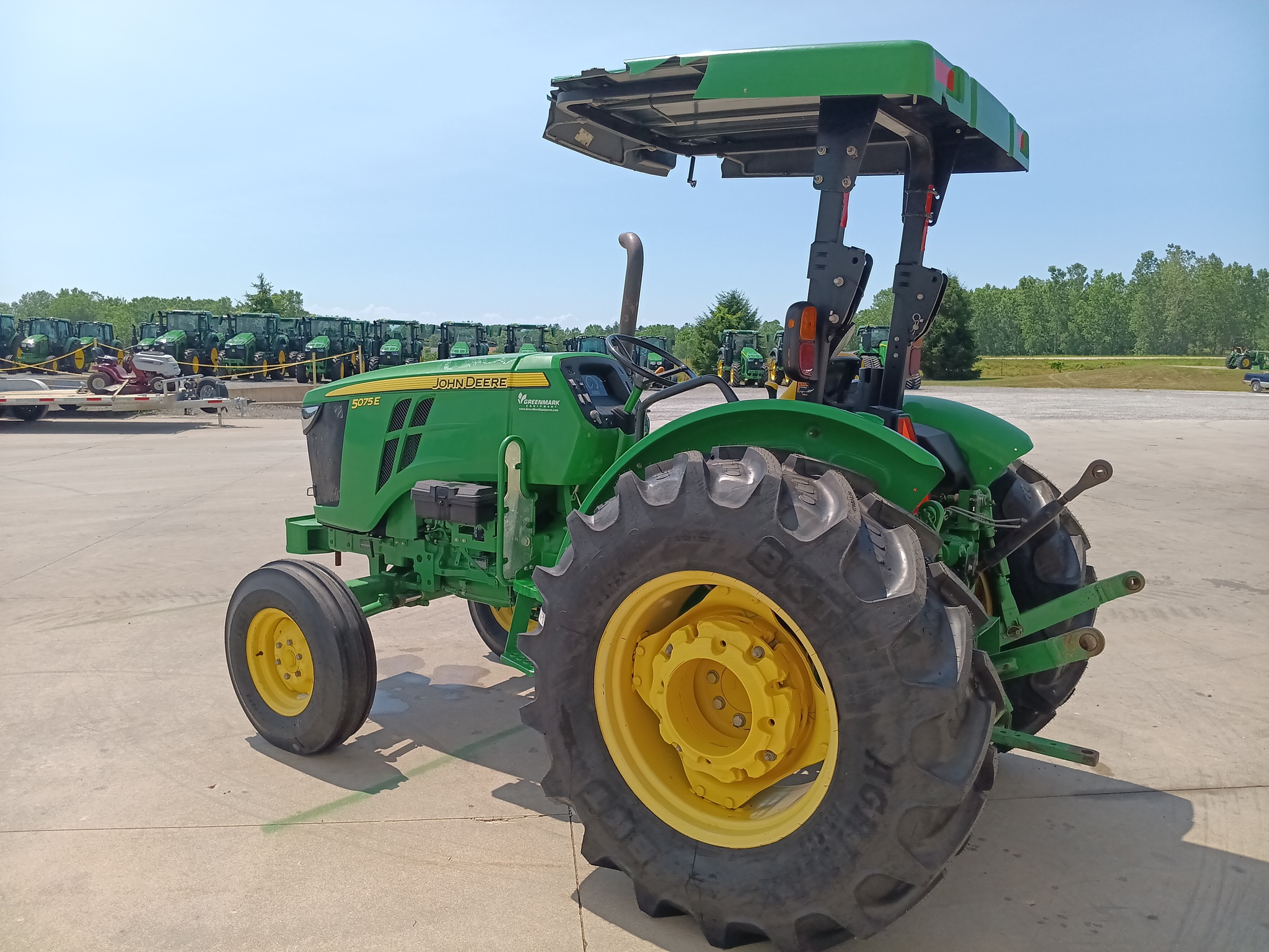 2016 John Deere 5075E Image 2