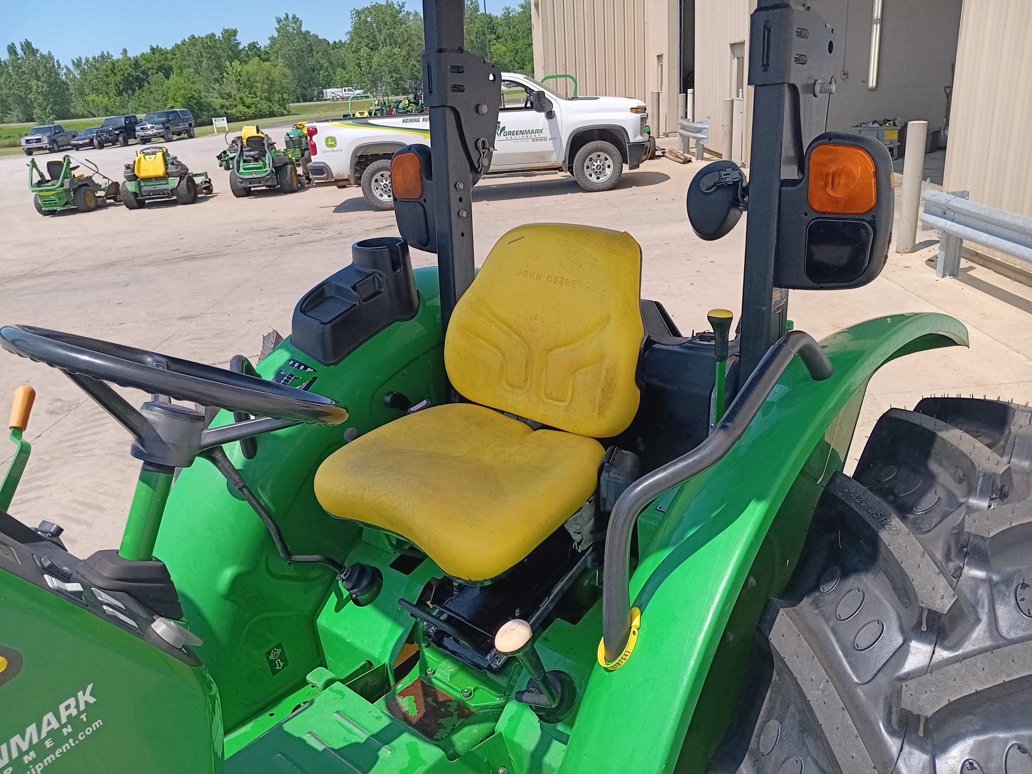 2016 John Deere 5075E Image 9