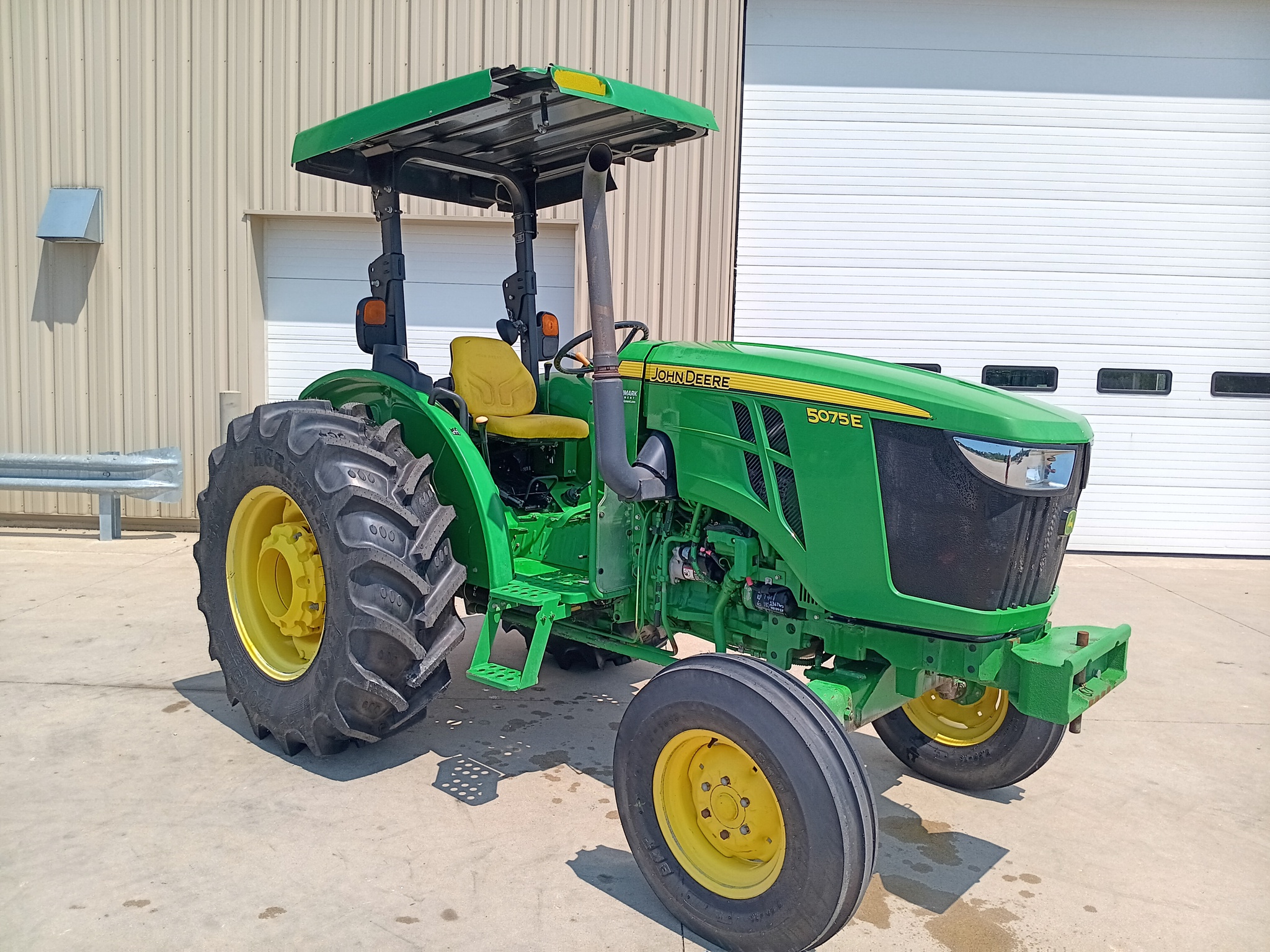 2016 John Deere 5075E Image 1