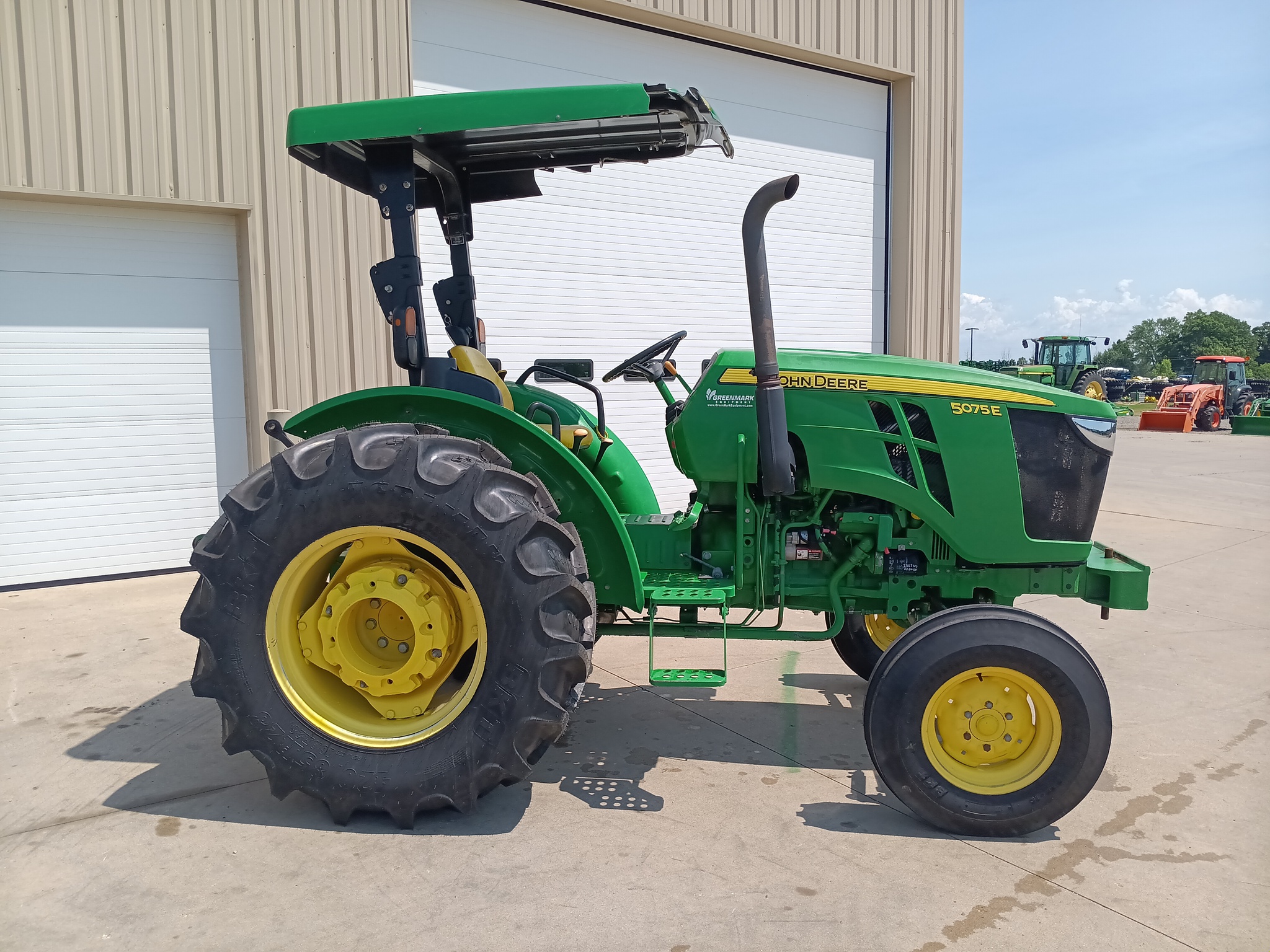 2016 John Deere 5075E Image 6