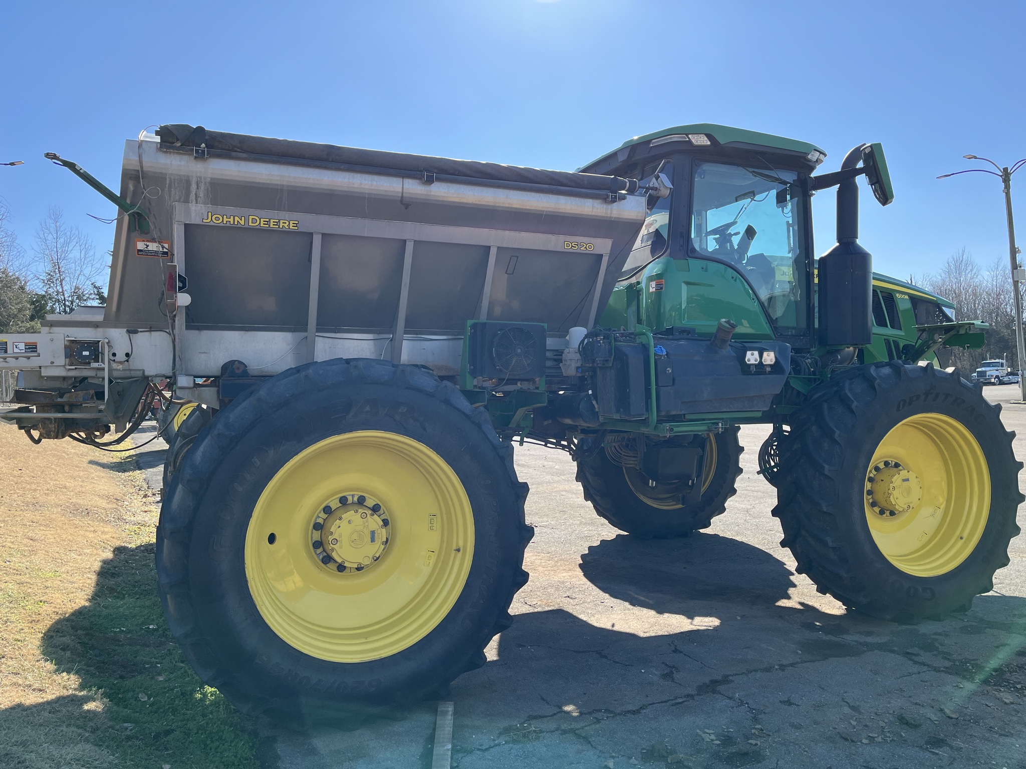 2022 John Deere 600R Image 4