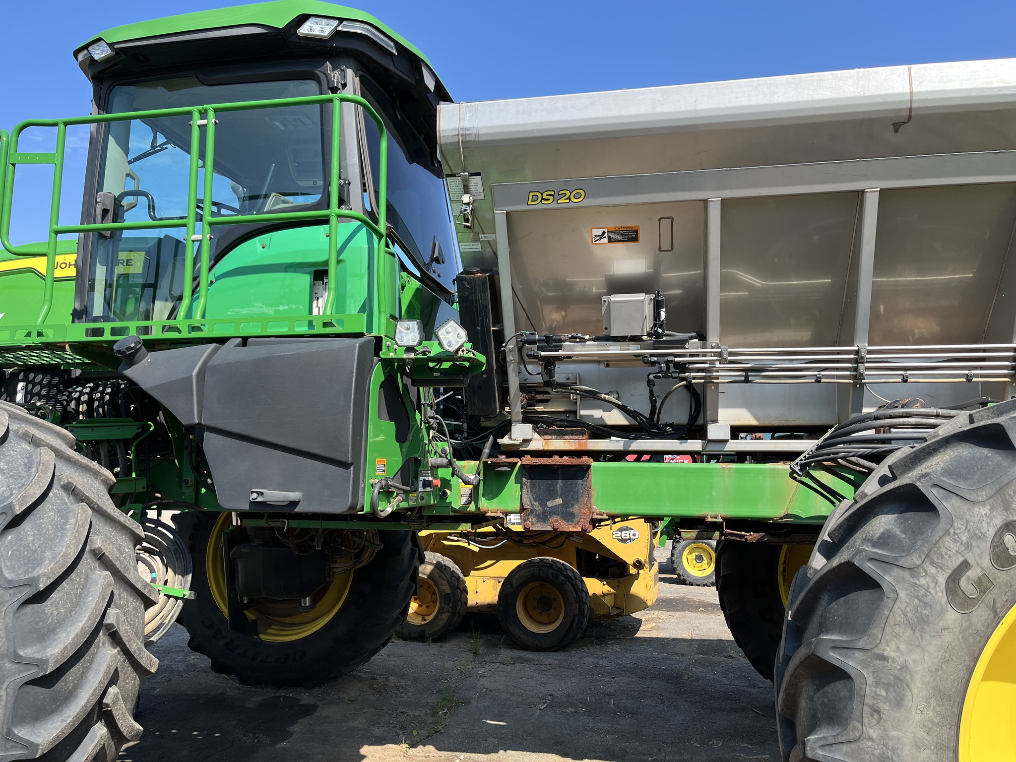 2022 John Deere 600R Image 8