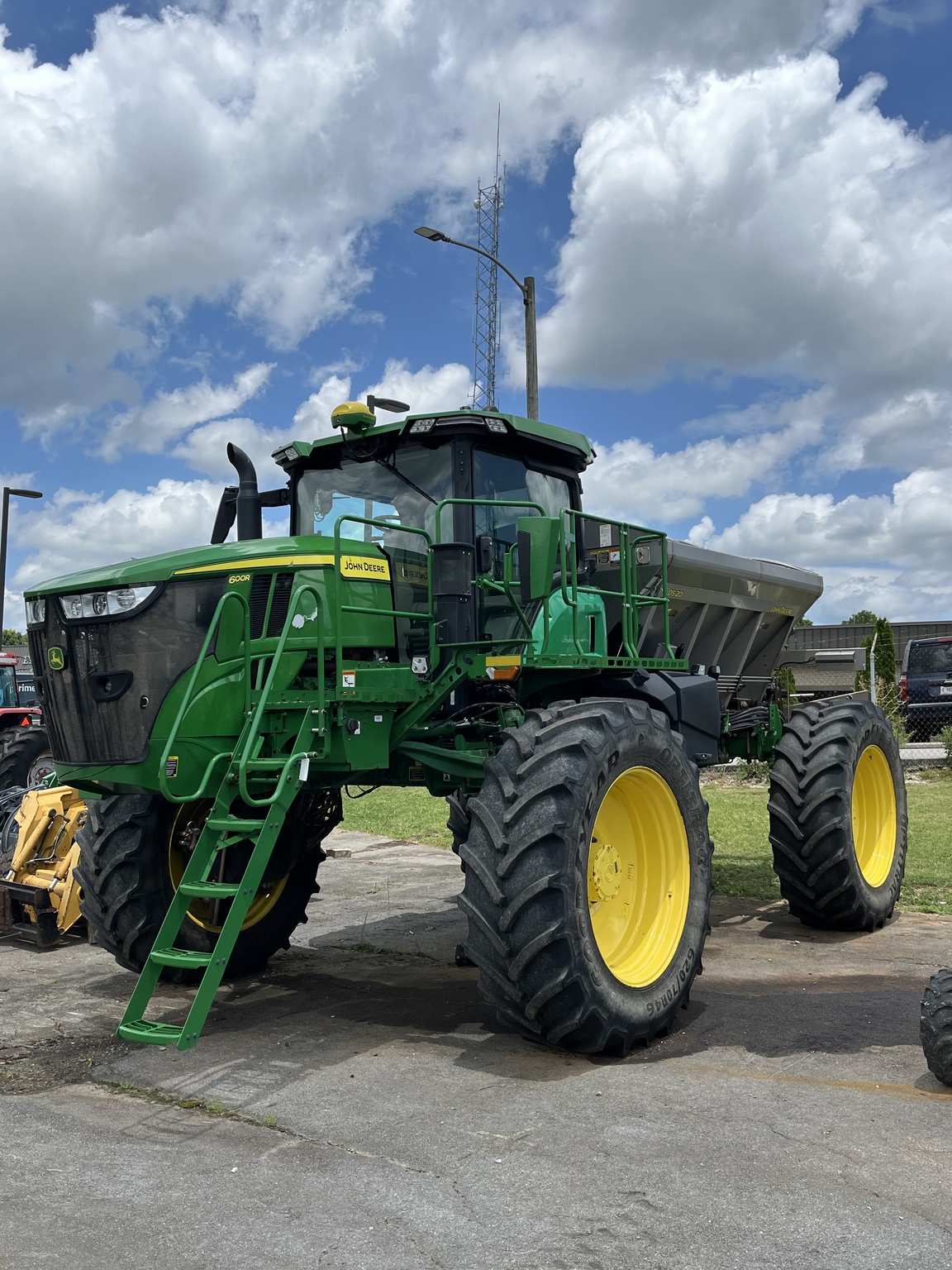 2022 John Deere 600R Image 1