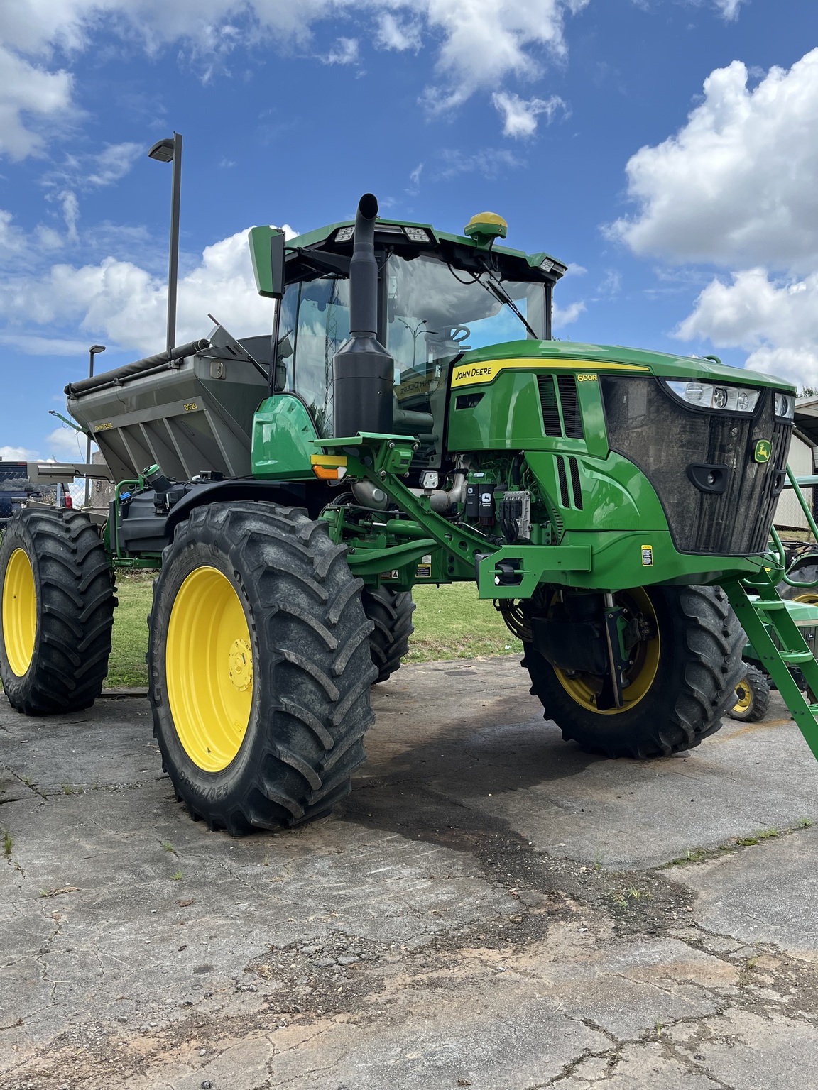 2022 John Deere 600R Image 3