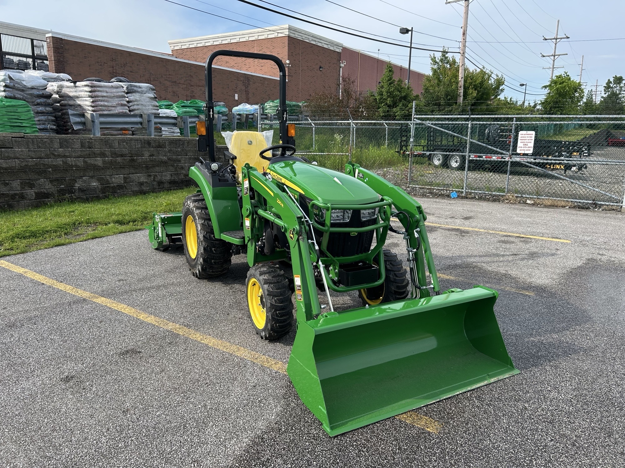 2024 John Deere 2032R Image 1