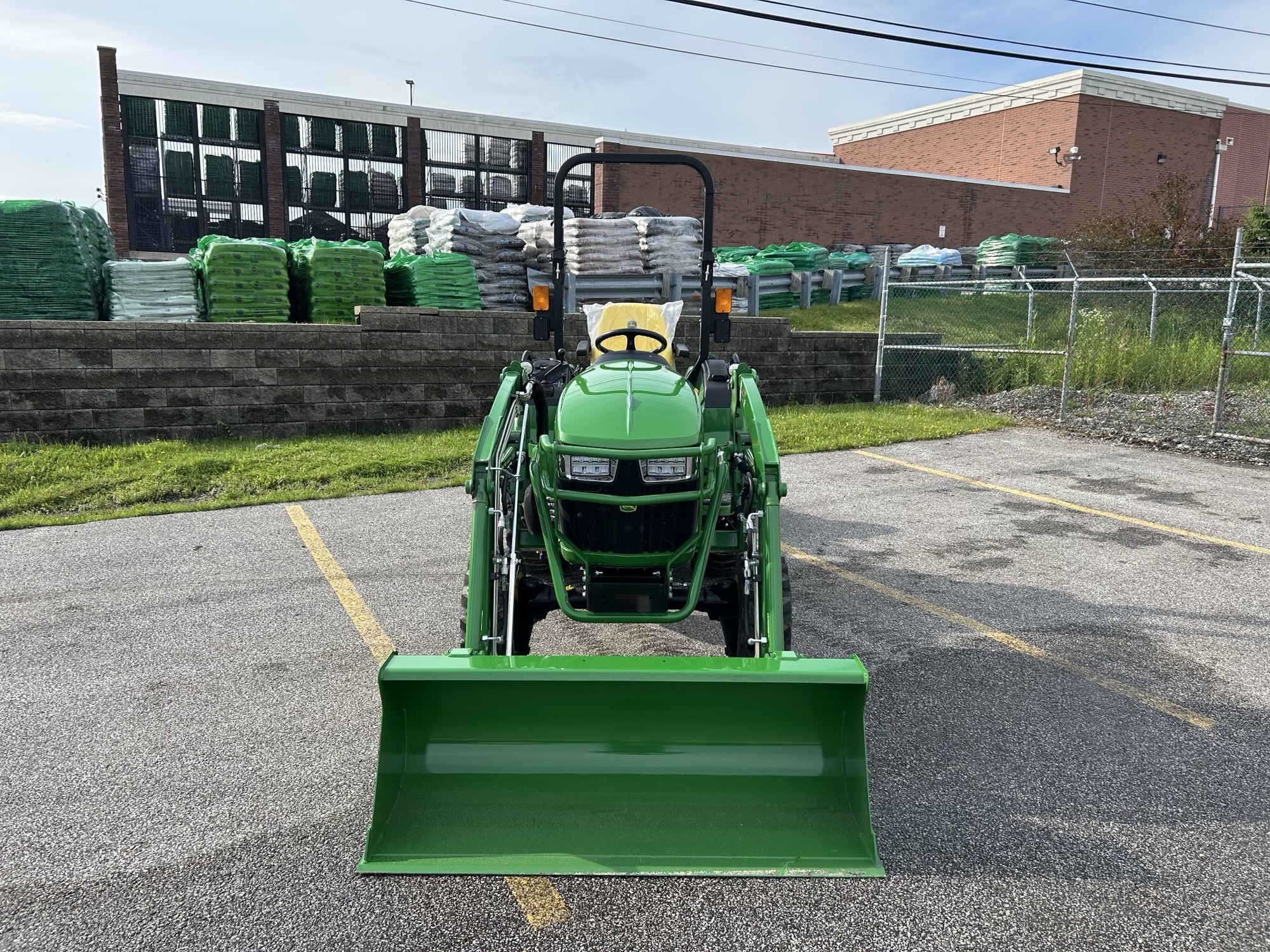 2024 John Deere 2032R Image 2