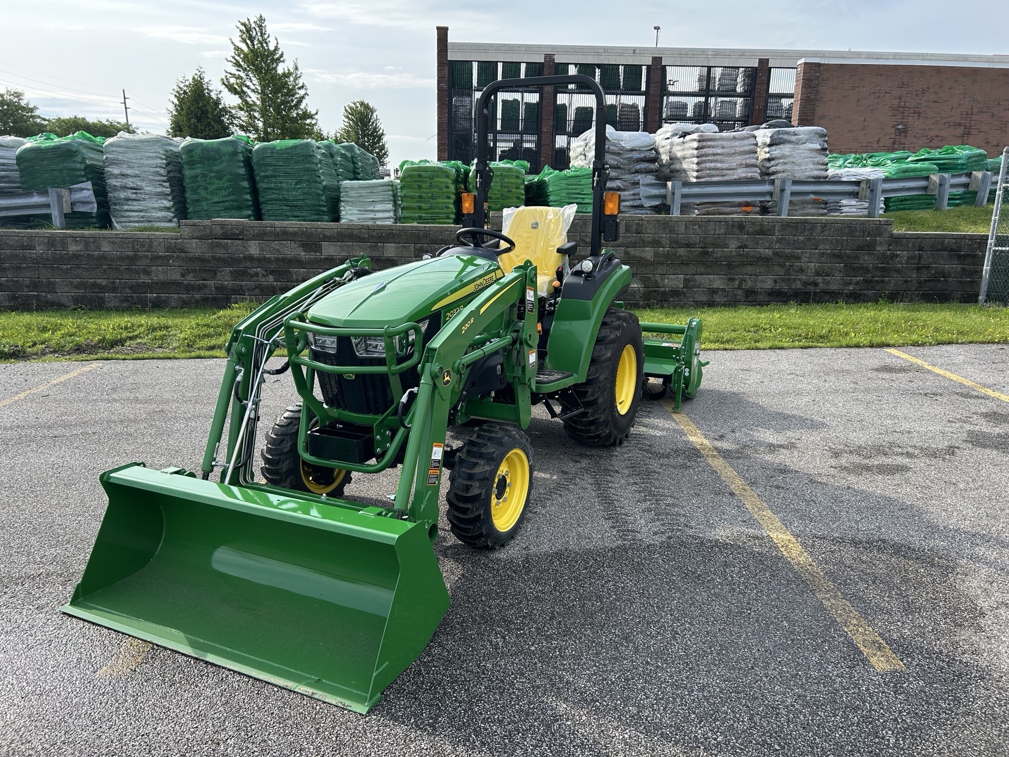2024 John Deere 2032R Image 3