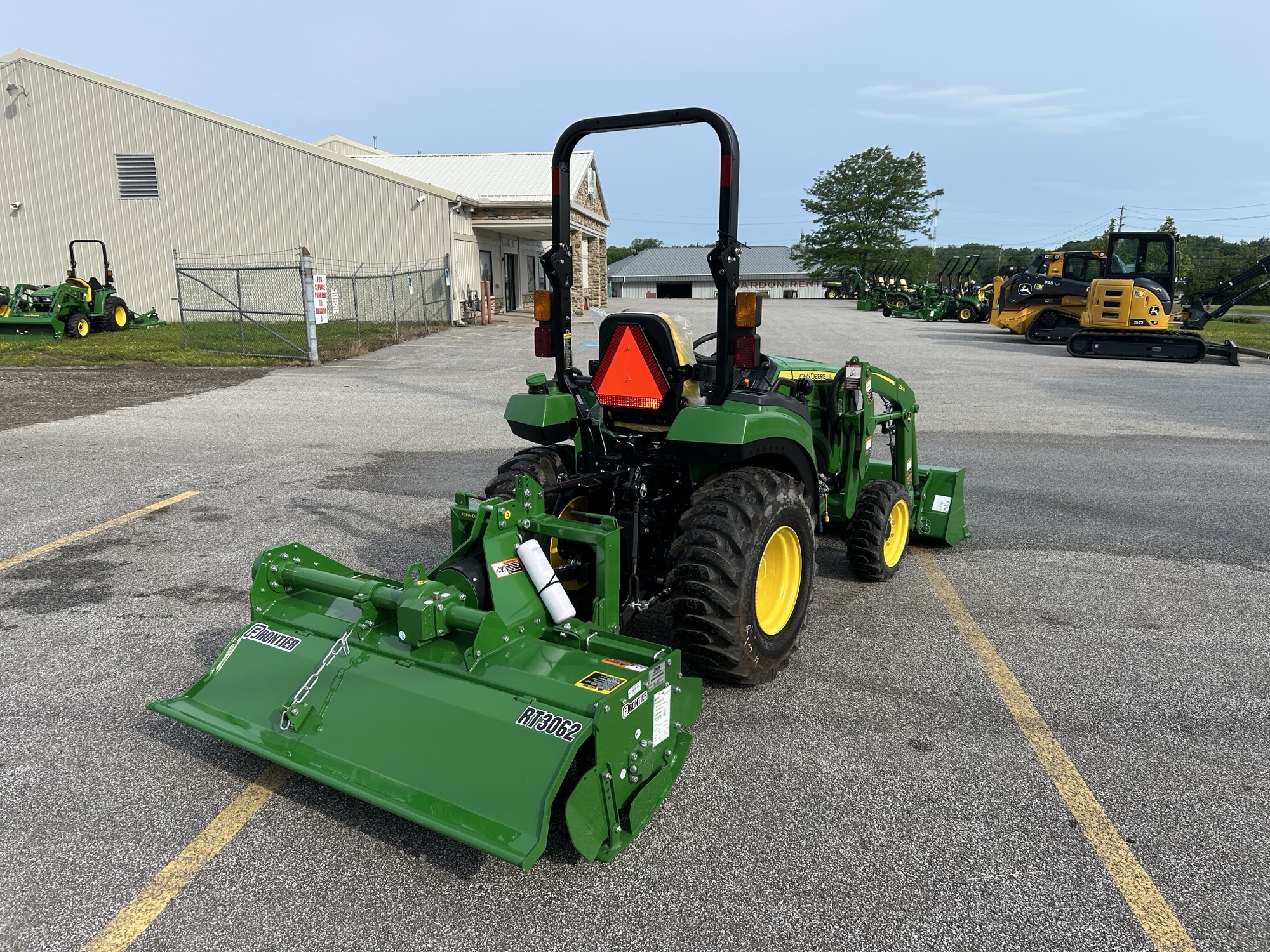 2024 John Deere 2032R Image 4