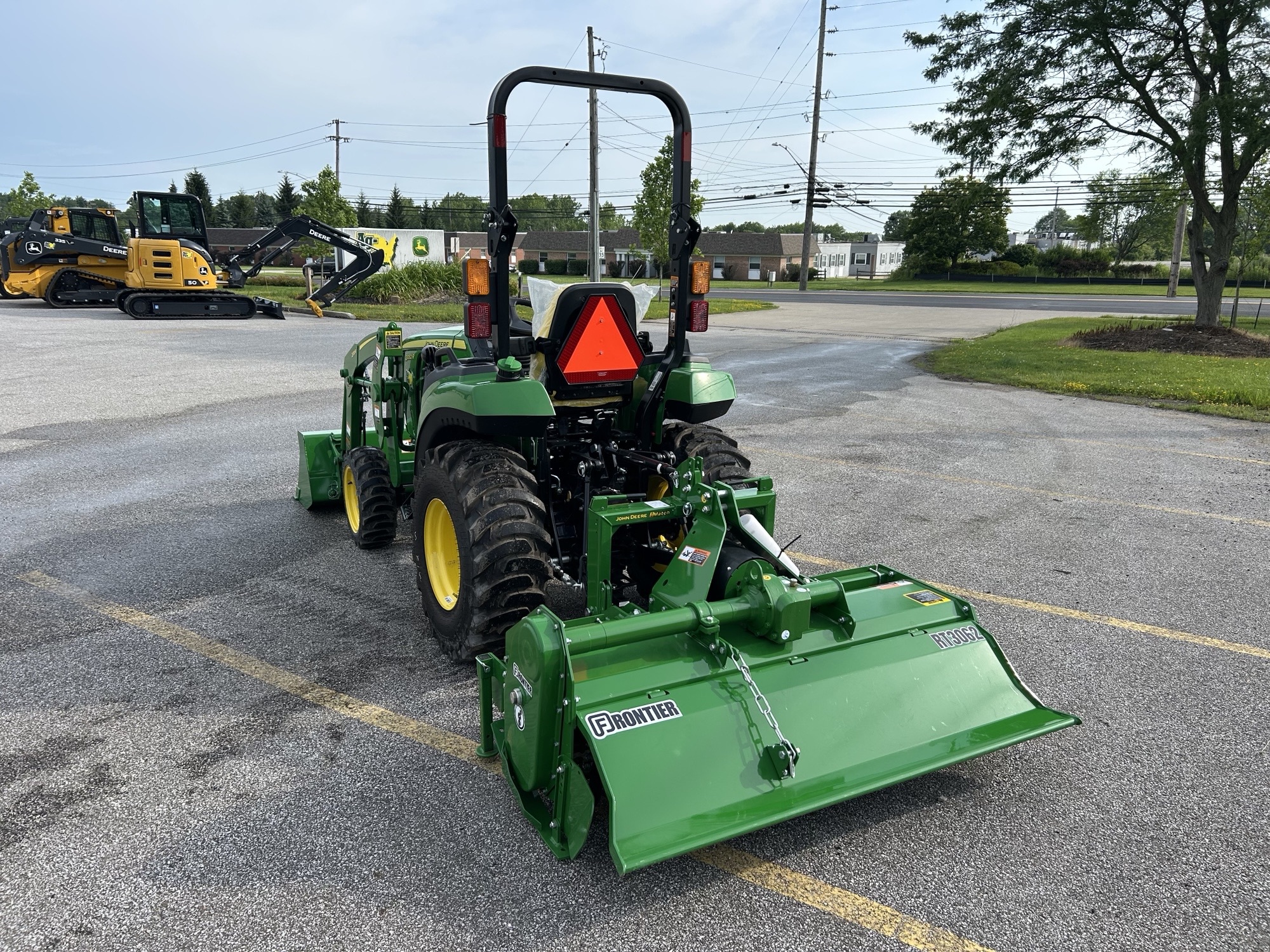 2024 John Deere 2032R Image 6