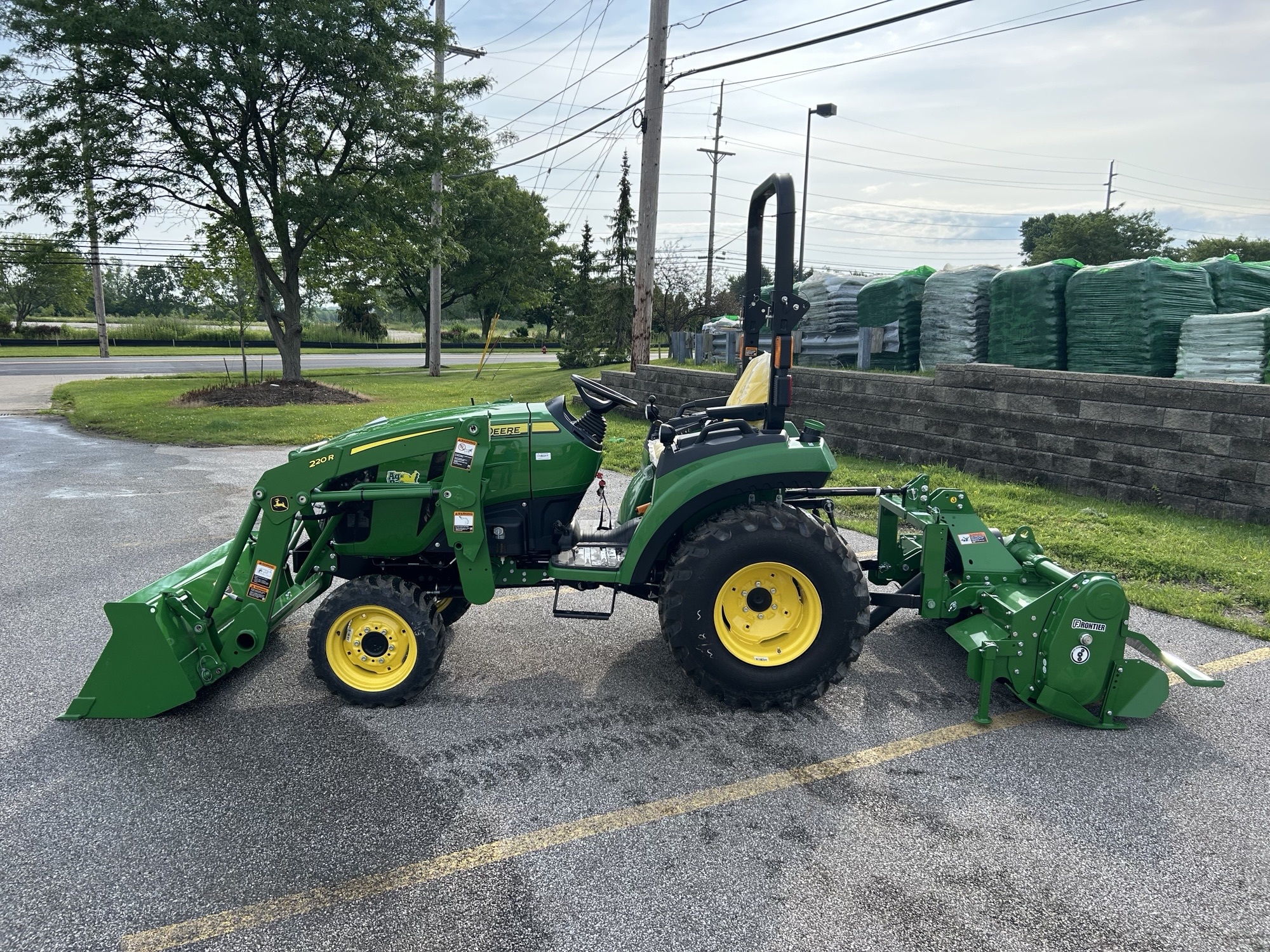 2024 John Deere 2032R Image 7