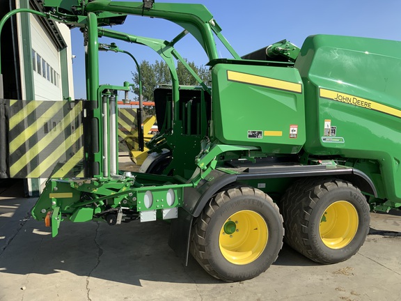 Used 2022 John Deere C451R Round Balers at Horizon Ag & Turf in Edmonton West, AB - Photo4