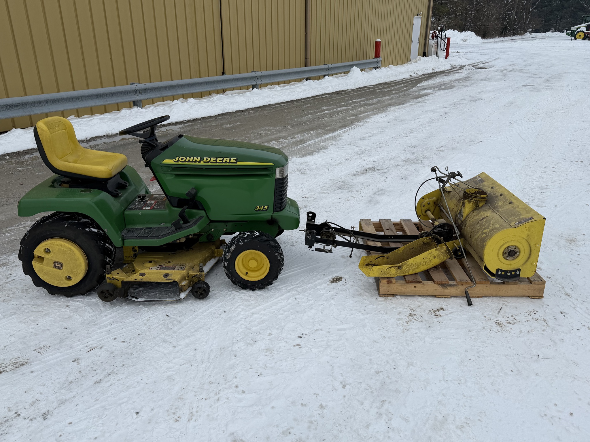 1998 John Deere 345 Image 2