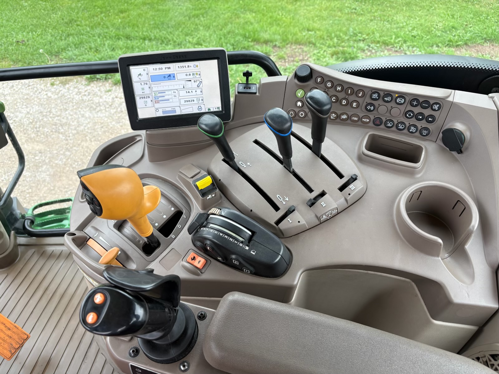 2014 John Deere 6115R Image 4