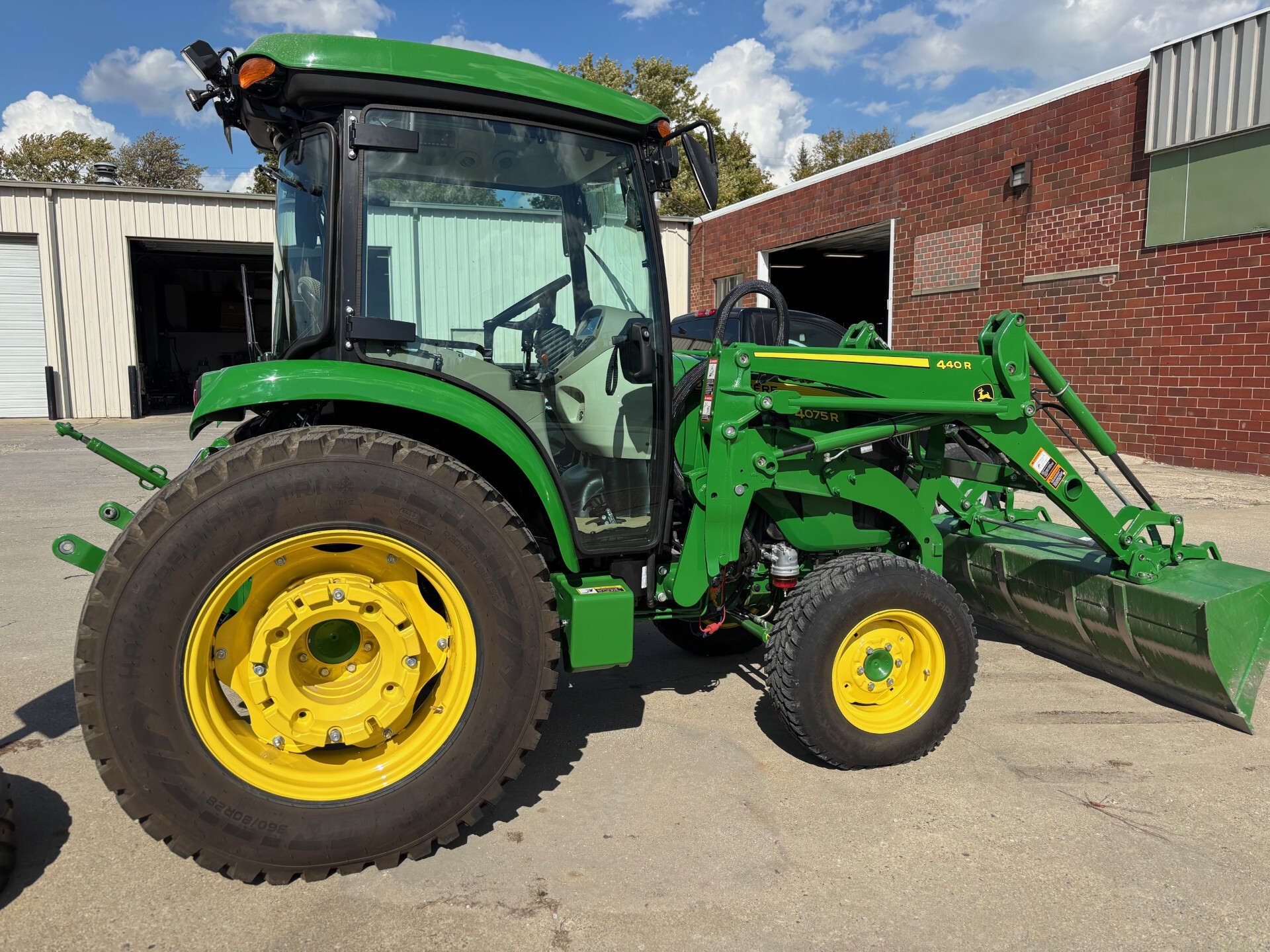 2023 John Deere 4075R Image 4