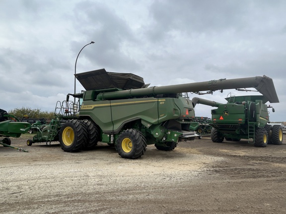 Used 2024 John Deere X9 1100 Combines at Horizon Ag & Turf in Westlock, AB - Photo3