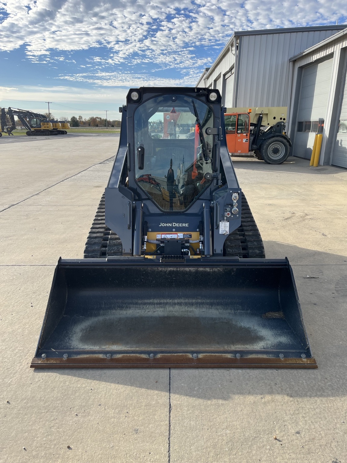 2023 John Deere 317G Image 4