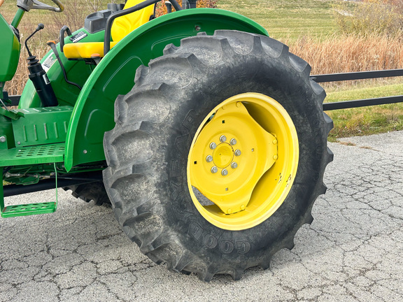 2016 John-Deere 5065E