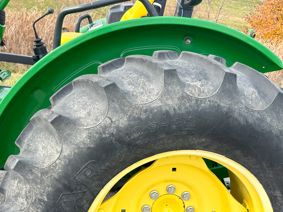 2016 John-Deere 5065E