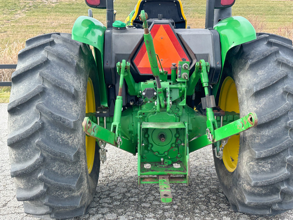 2016 John-Deere 5065E