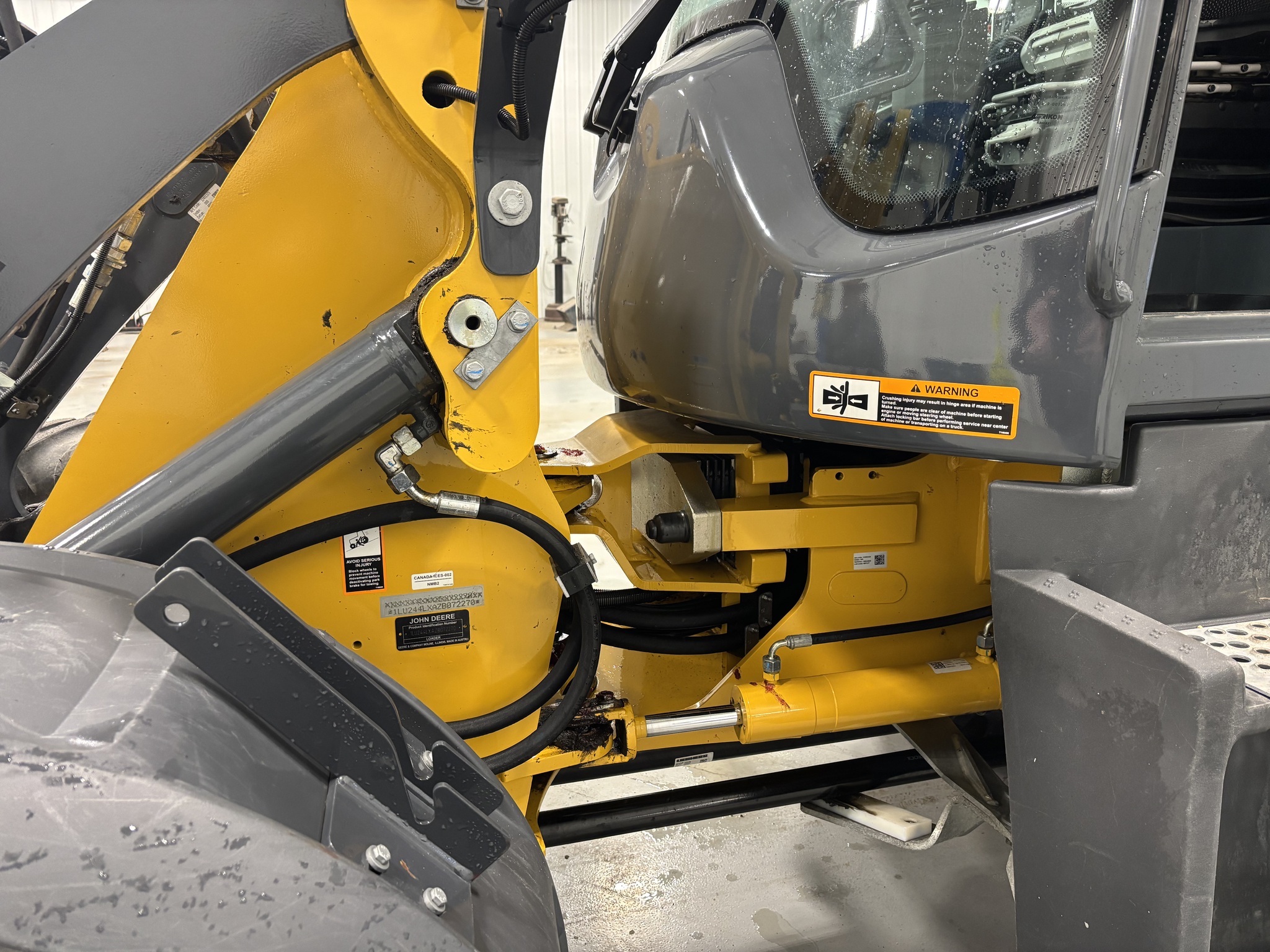 2023 John Deere 244L Image 5