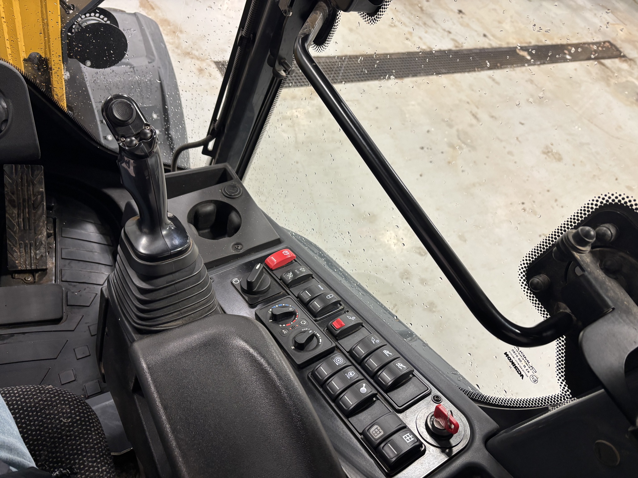 2023 John Deere 244L Image 8