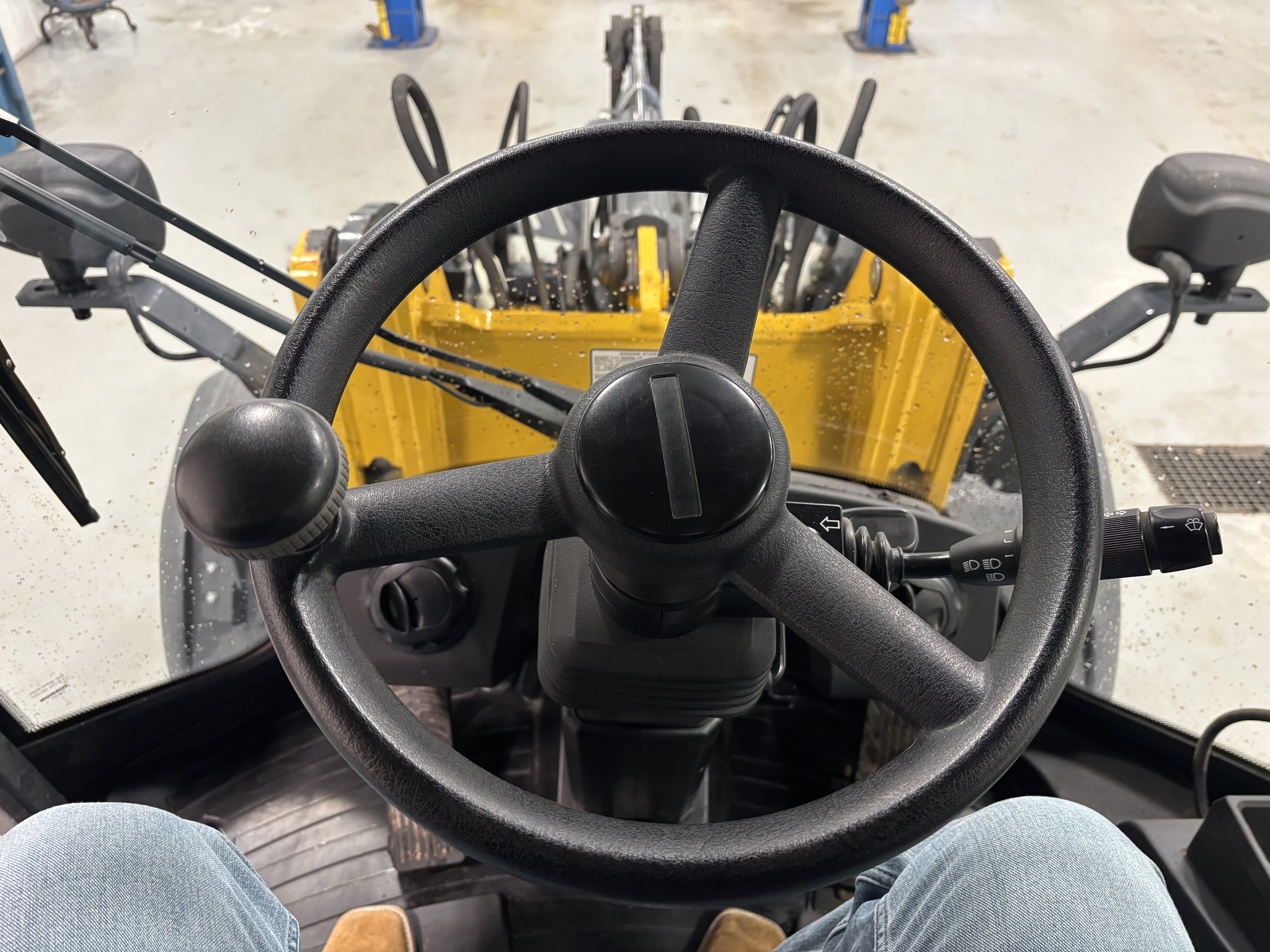 2023 John Deere 244L Image 9