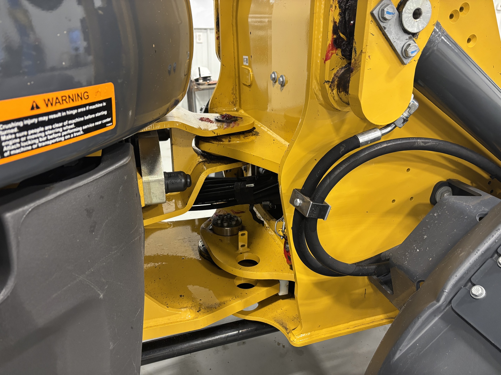 2023 John Deere 244L Image 12