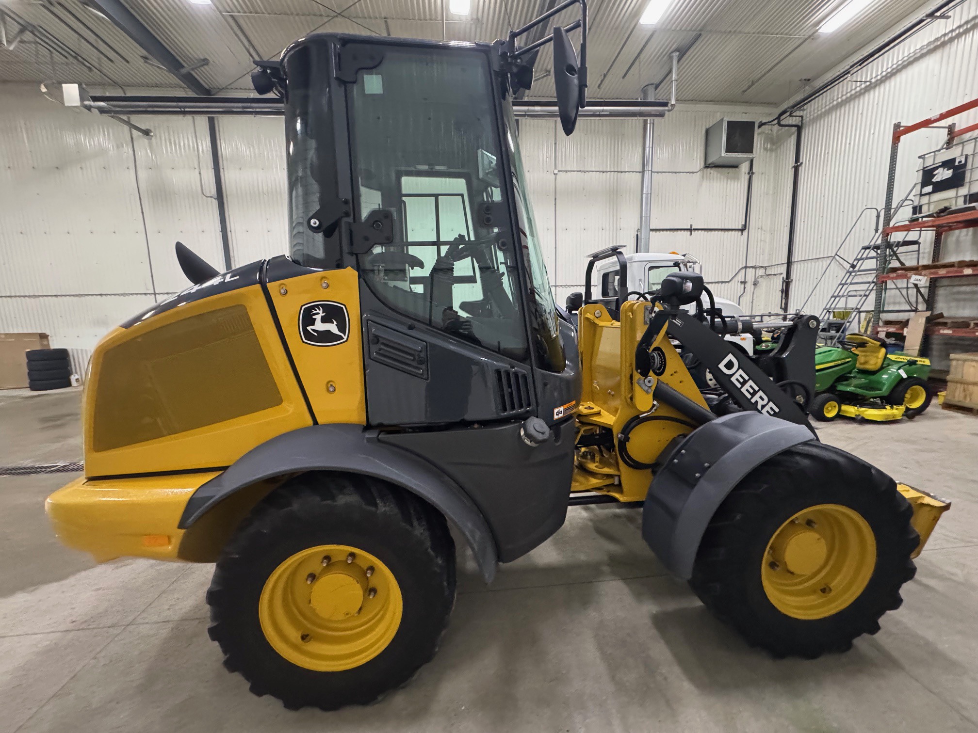 2023 John Deere 244L Image 6