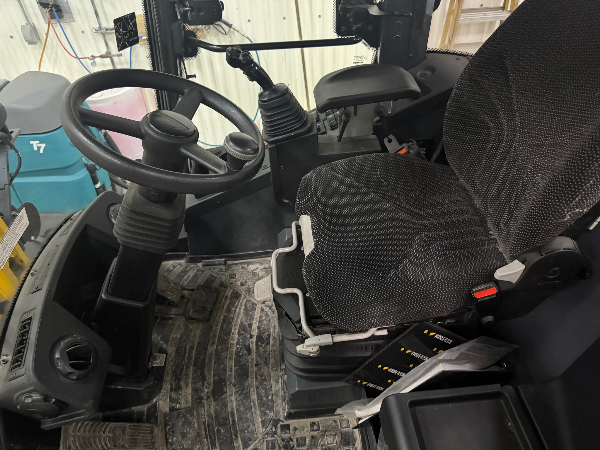 2023 John Deere 244L Image 9