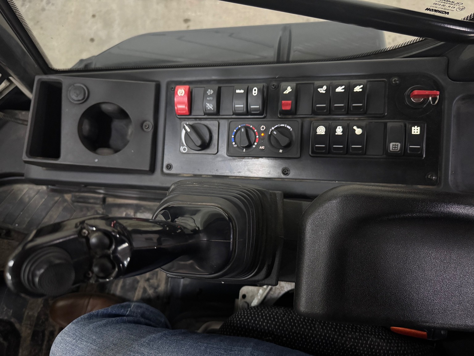 2023 John Deere 244L Image 10