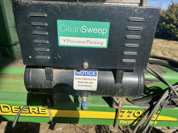 Photo of 2004 John Deere 1770NT