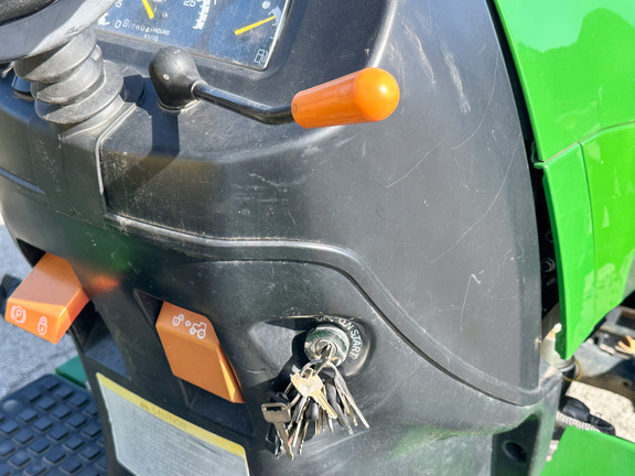 2008 John-Deere 2520