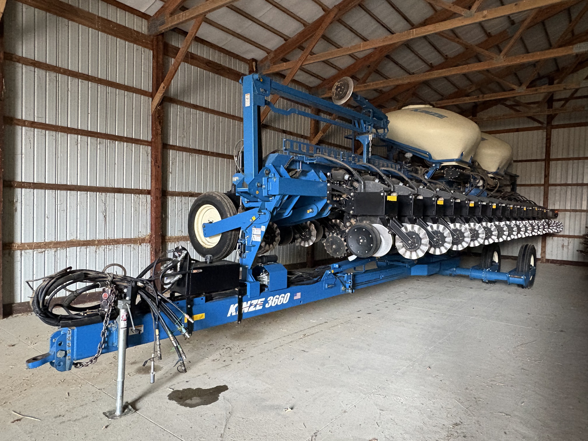 2019 Kinze 3660 Image 2