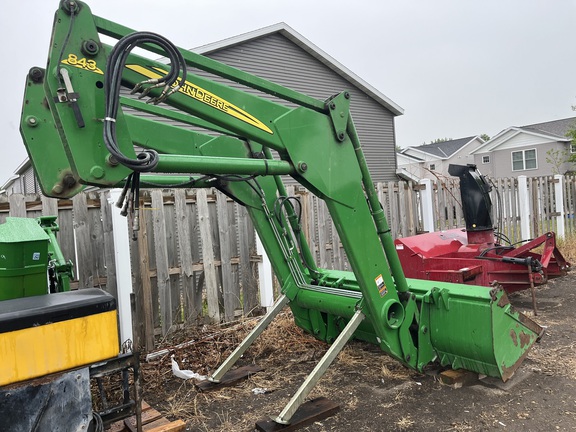  John Deere 843