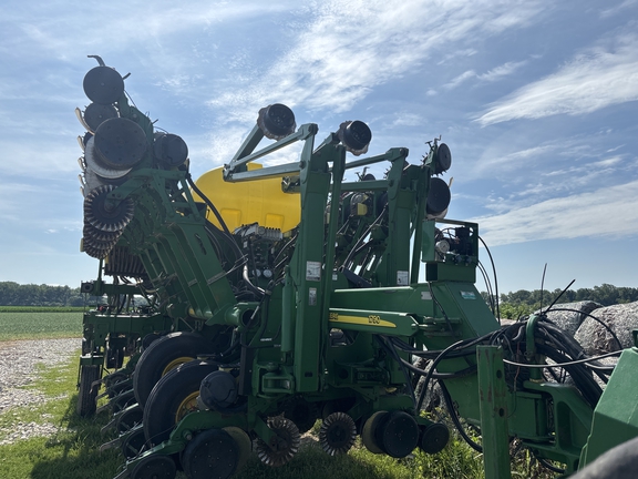 Used 2003 John Deere 1790 Planters: Drawn at Koenig Equipment in Greenville, OH - Photo4