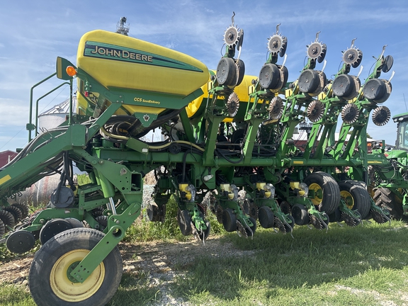 Used 2003 John Deere 1790 Planters: Drawn at Koenig Equipment in Greenville, OH - Photo1