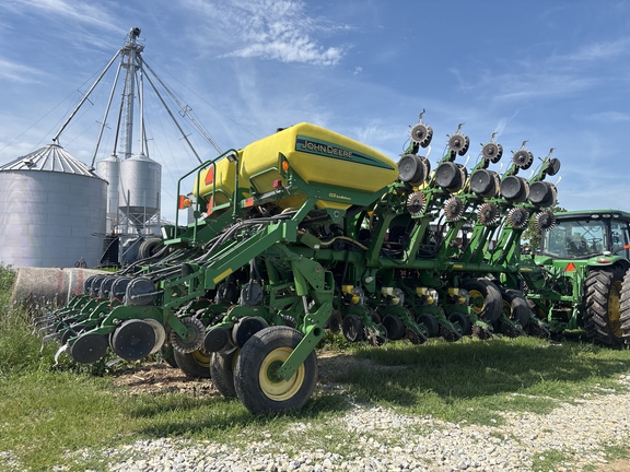 Used 2003 John Deere 1790 Planters: Drawn at Koenig Equipment in Greenville, OH - Photo0