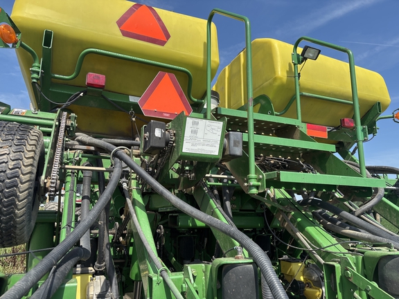 Used 2003 John Deere 1790 Planters: Drawn at Koenig Equipment in Greenville, OH - Photo23