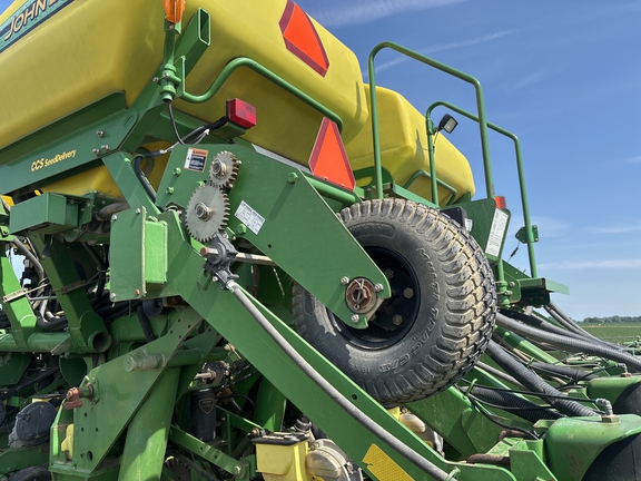 Used 2003 John Deere 1790 Planters: Drawn at Koenig Equipment in Greenville, OH - Photo27