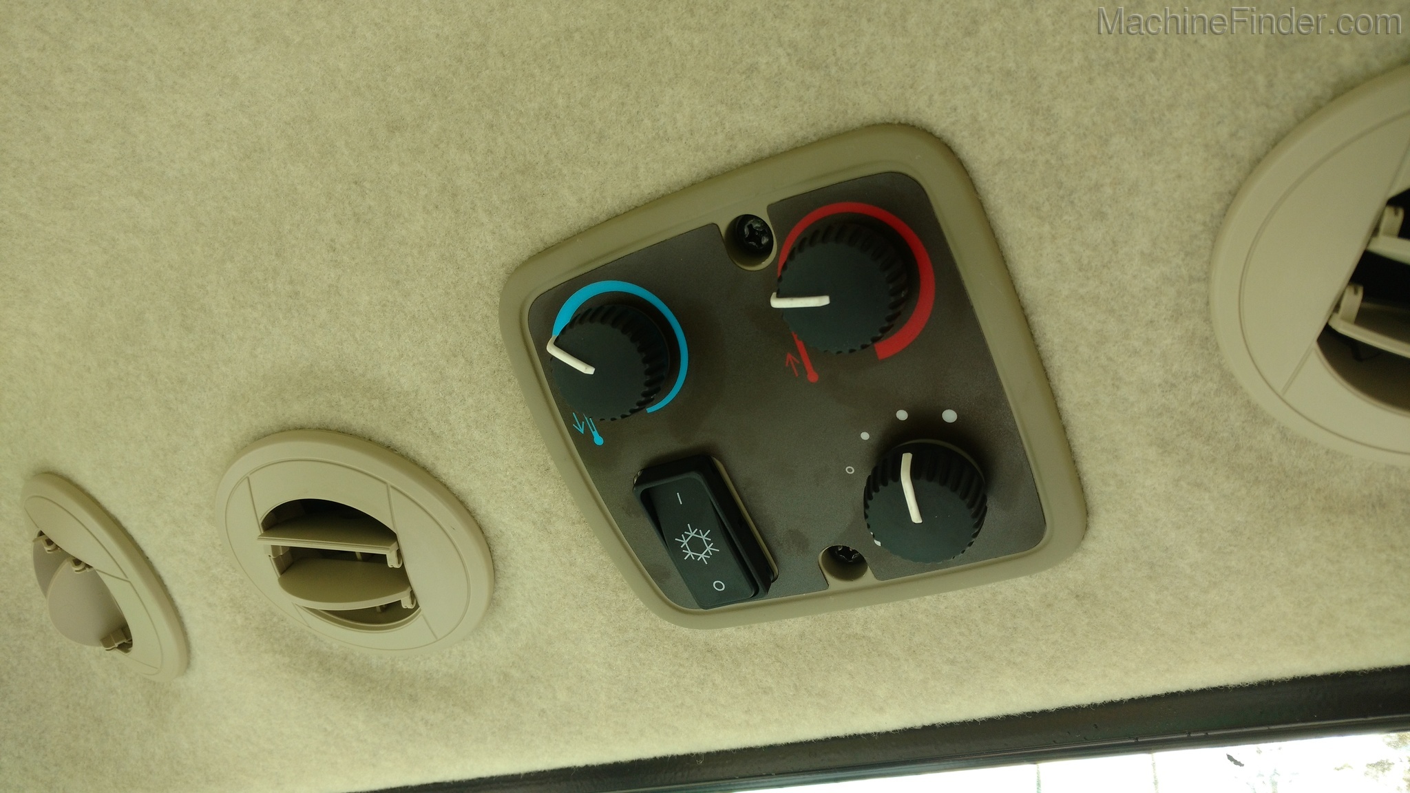 2020 John Deere 4066R Image 9