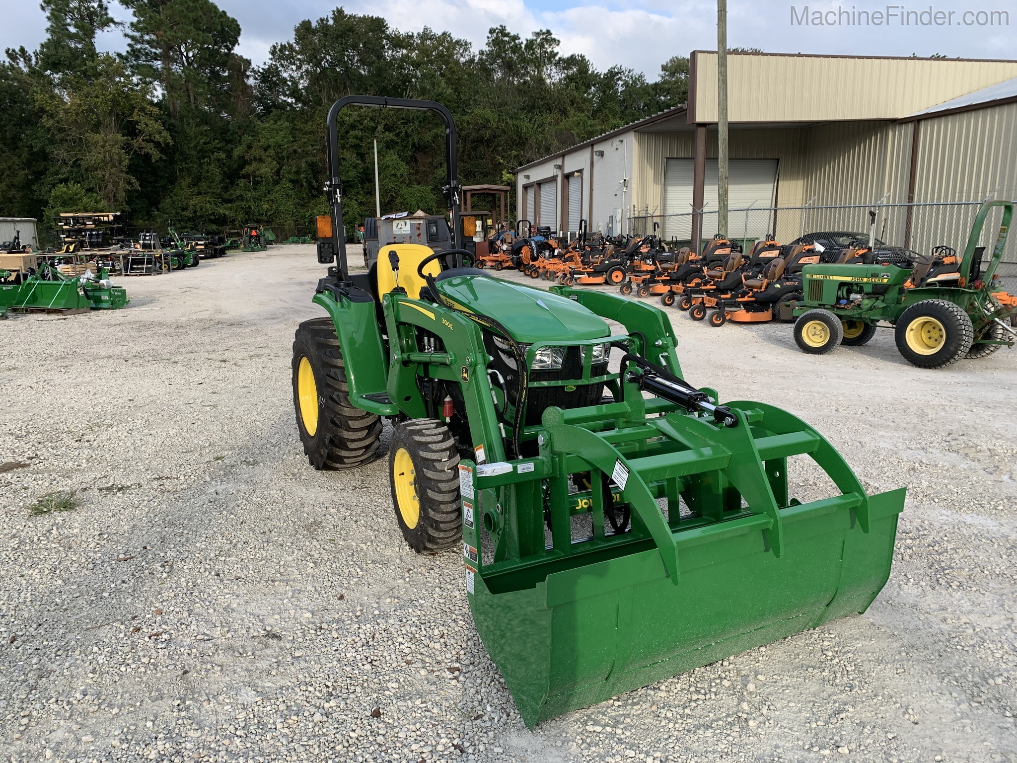 2020 John Deere 3032E Image 2