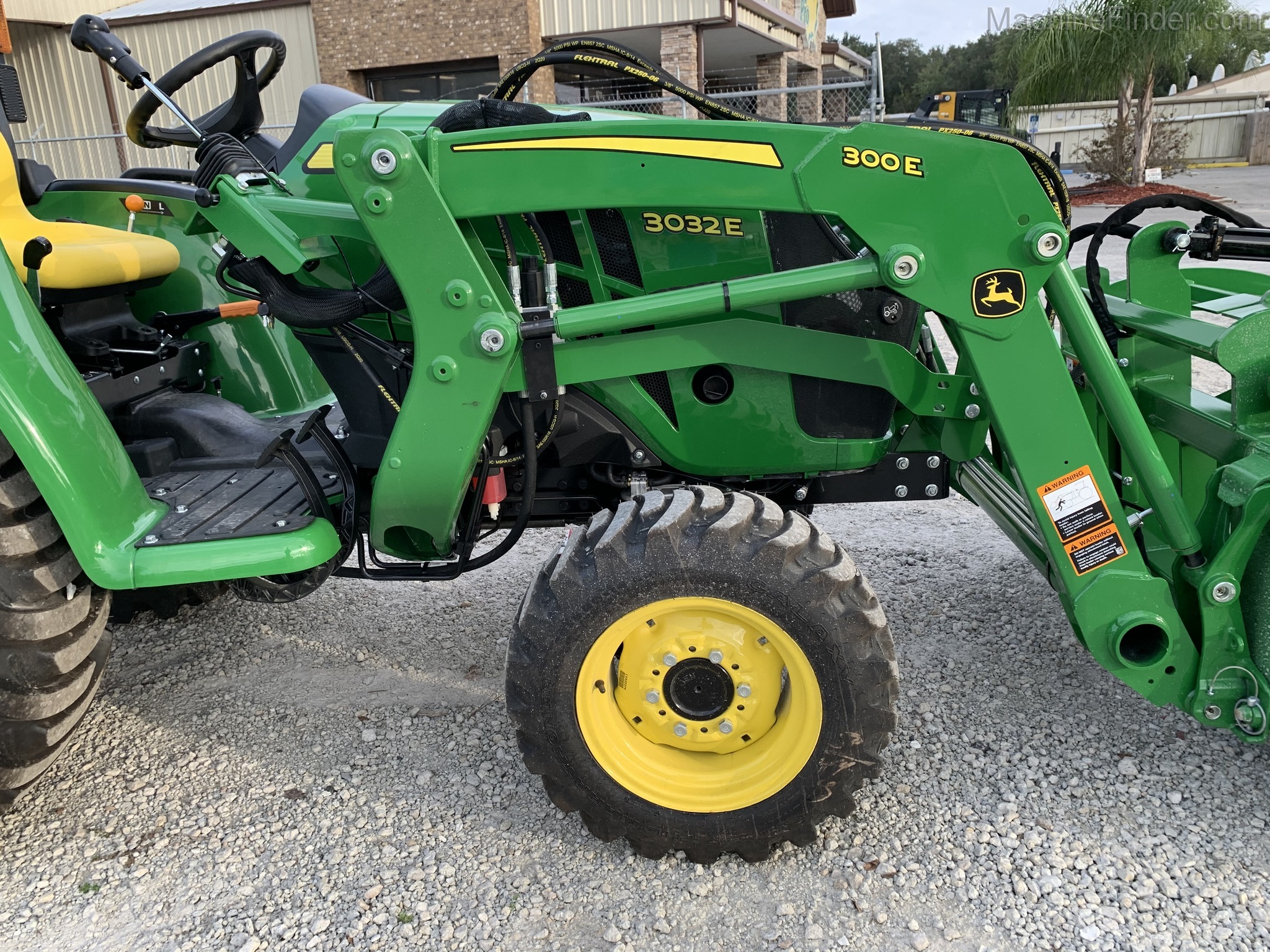 2020 John Deere 3032E Image 4