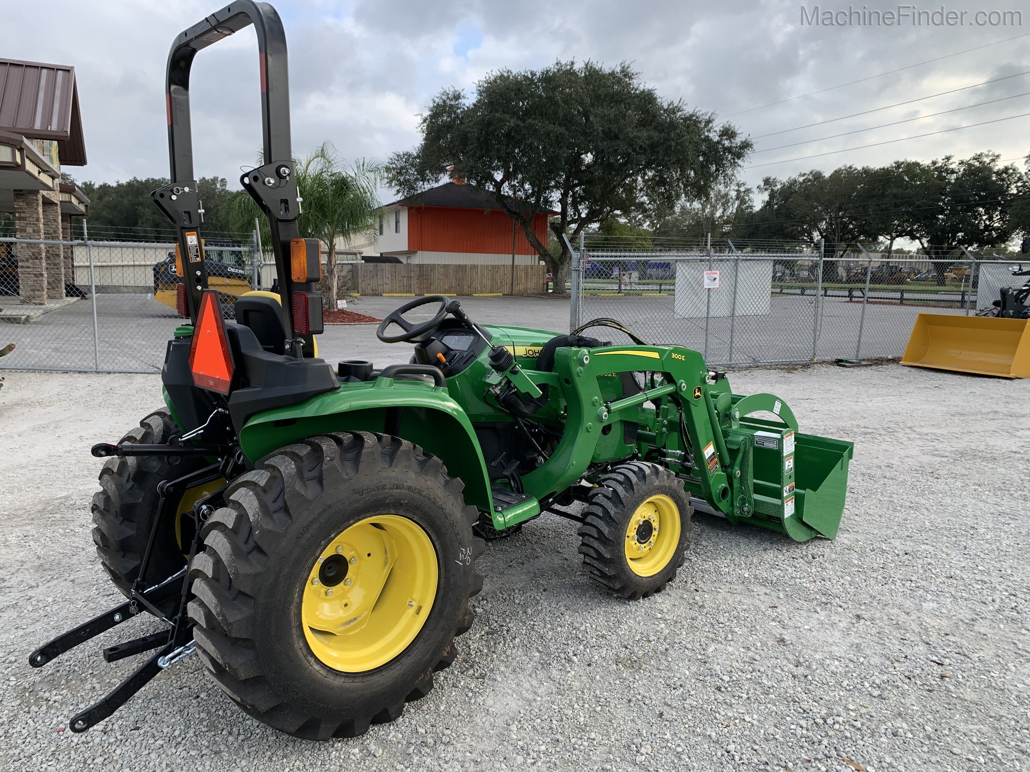 2020 John Deere 3032E Image 6
